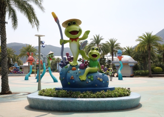 珠海長隆-宇宙飛船前廣場A組動雕、BC組雕塑及入口大招牌包裝工程